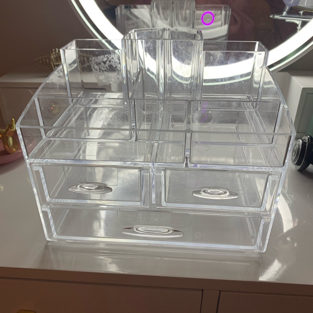 Cosmetic storage